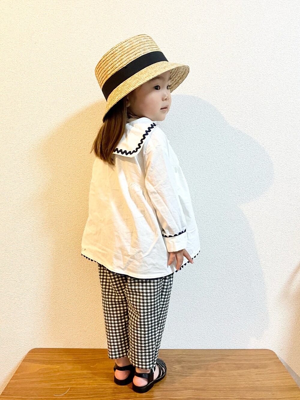 ホワイト系のシャツ/ブラウス、ブラック系のその他パンツ、ブラック系のサンダルを着用したキッズの夏コーディネートの3枚目の写真