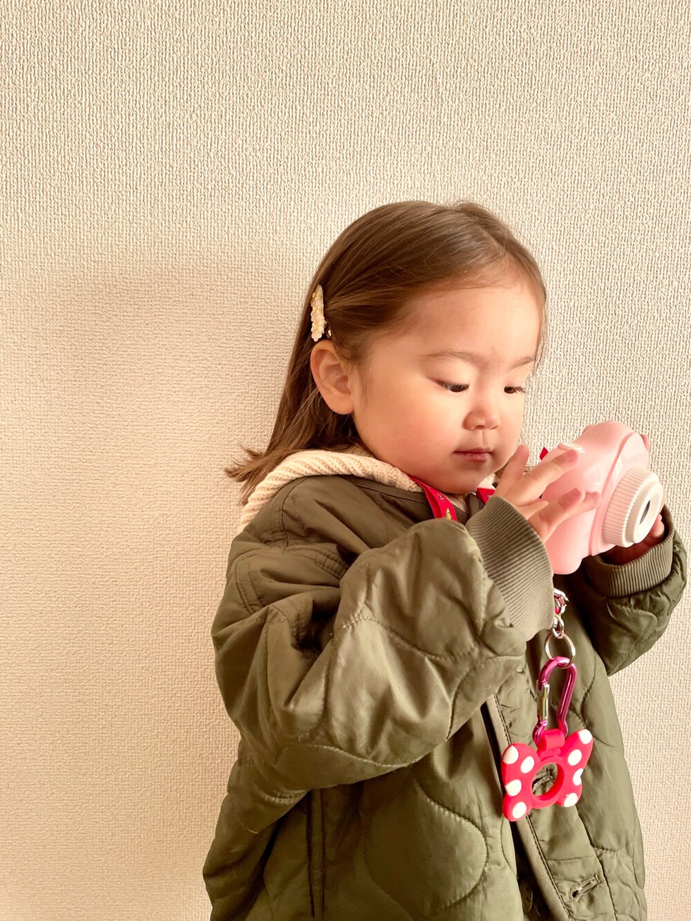 グリーン系のその他アウター、ピンク系のその他パンツ、ブルー系のスニーカーを着用したキッズの冬コーディネートの3枚目の写真