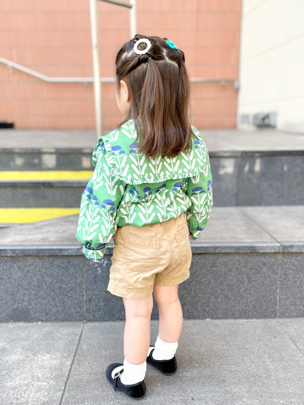 グリーン系のシャツ/ブラウス、ベージュ系のその他パンツ、ブラック系のバレエシューズを着用したキッズの春コーディネートの2枚目の写真