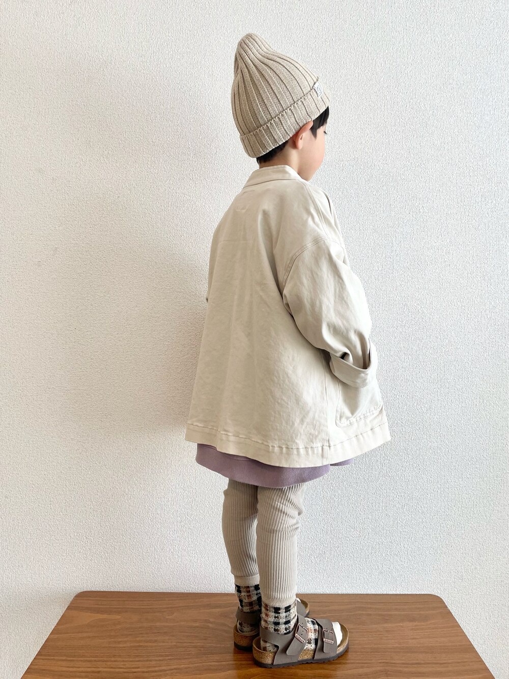 パープル系のスウェット、ベージュ系のその他アウター、ブラウン系のサンダルを着用したキッズの春コーディネートの3枚目の写真