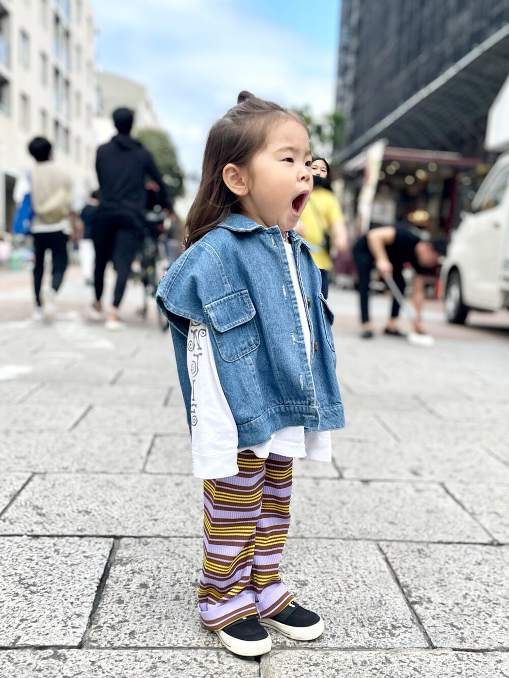 ホワイト系のTシャツ/カットソー、ブルー系のデニムジャケット、パープル系のその他パンツを着用したキッズの春コーディネートの2枚目の写真