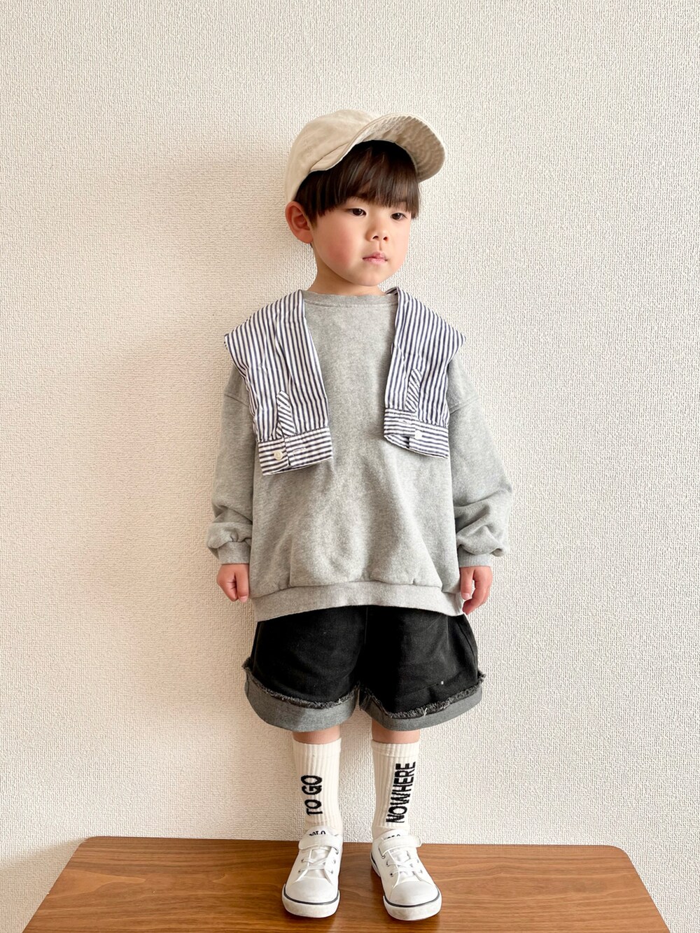ブルー系のシャツ/ブラウス、グレー系のスウェット、ブラック系のデニムパンツを着用したキッズの冬コーディネートの2枚目の写真