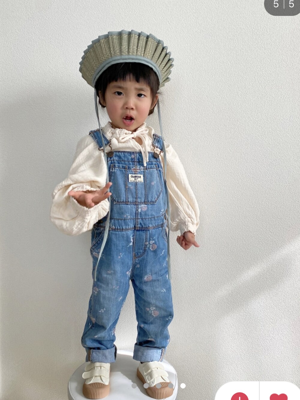 「春コーデ、おしゃれさんと繋がりたい、キッズコーデ、2歳、韓国子供服、lornamurray、むぎわら帽子、帽子、ブラウス、ピンク、オーバーオール、デニム、バレエシューズ、パステル映える春」｜「LORNA MURRAYのsize... child M / color... Haiti / mayfair（ハット、ブラック系）」を使った、892kiさん（キッズ・90cm）の春コーディネートの4枚目の写真