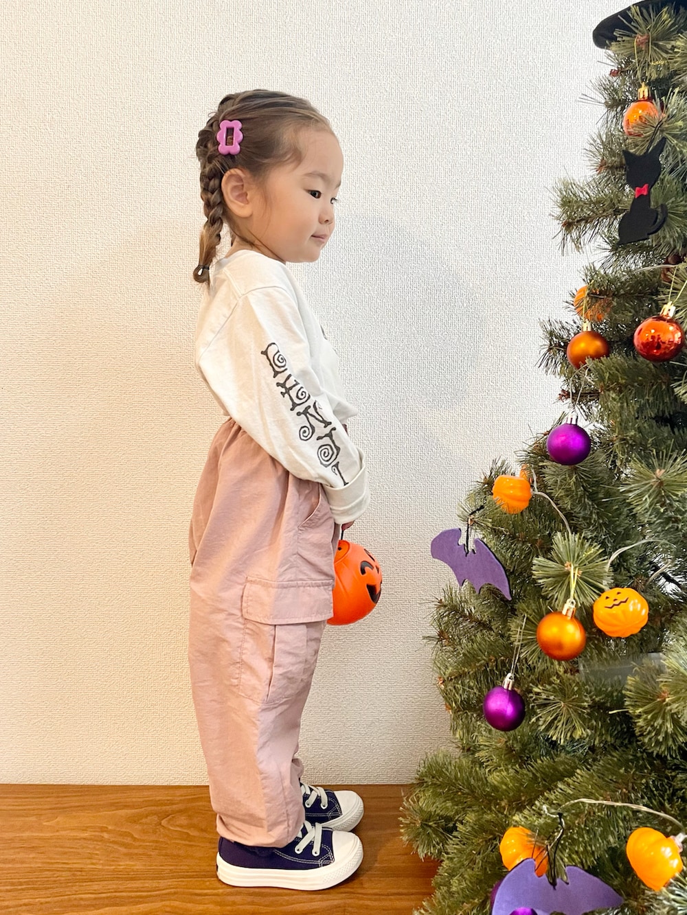 ホワイト系のTシャツ/カットソー、ピンク系のカーゴパンツ、パープル系のスニーカーを着用したキッズの秋コーディネートの3枚目の写真