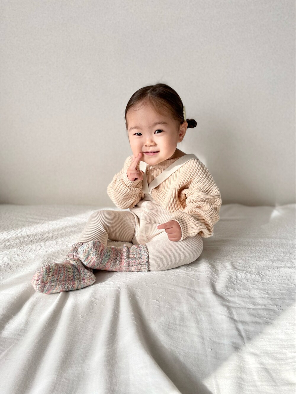 ホワイト系のニット/セーター、ホワイト系のタイツ/ストッキング、ピンク系のソックス/靴下を着用したキッズの冬コーディネートの3枚目の写真