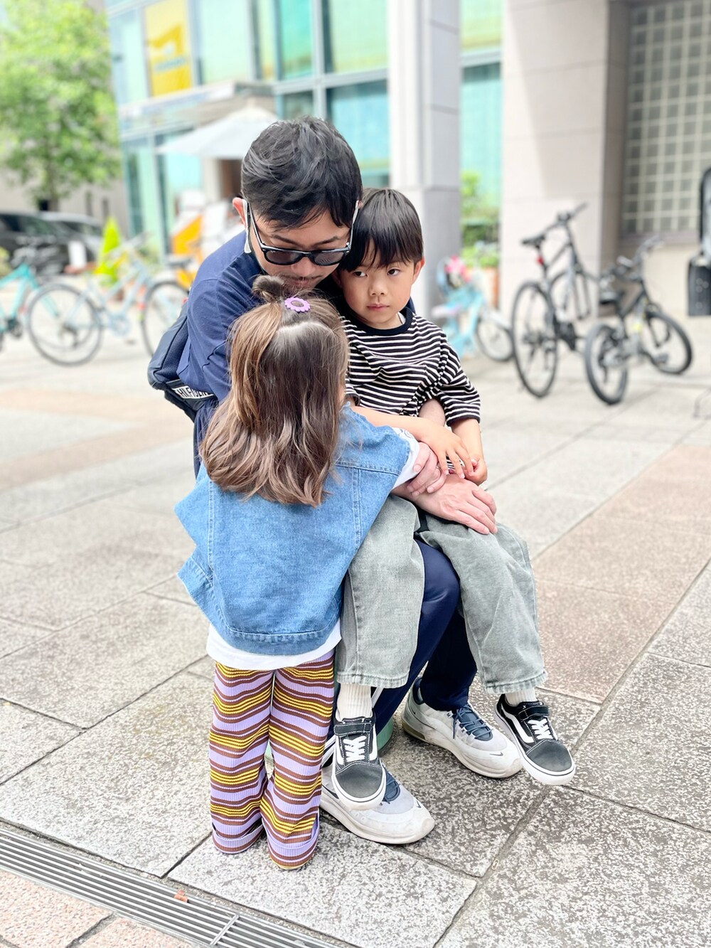 ホワイト系のTシャツ/カットソー、ブルー系のデニムジャケット、パープル系のその他パンツを着用したキッズの春コーディネートの3枚目の写真