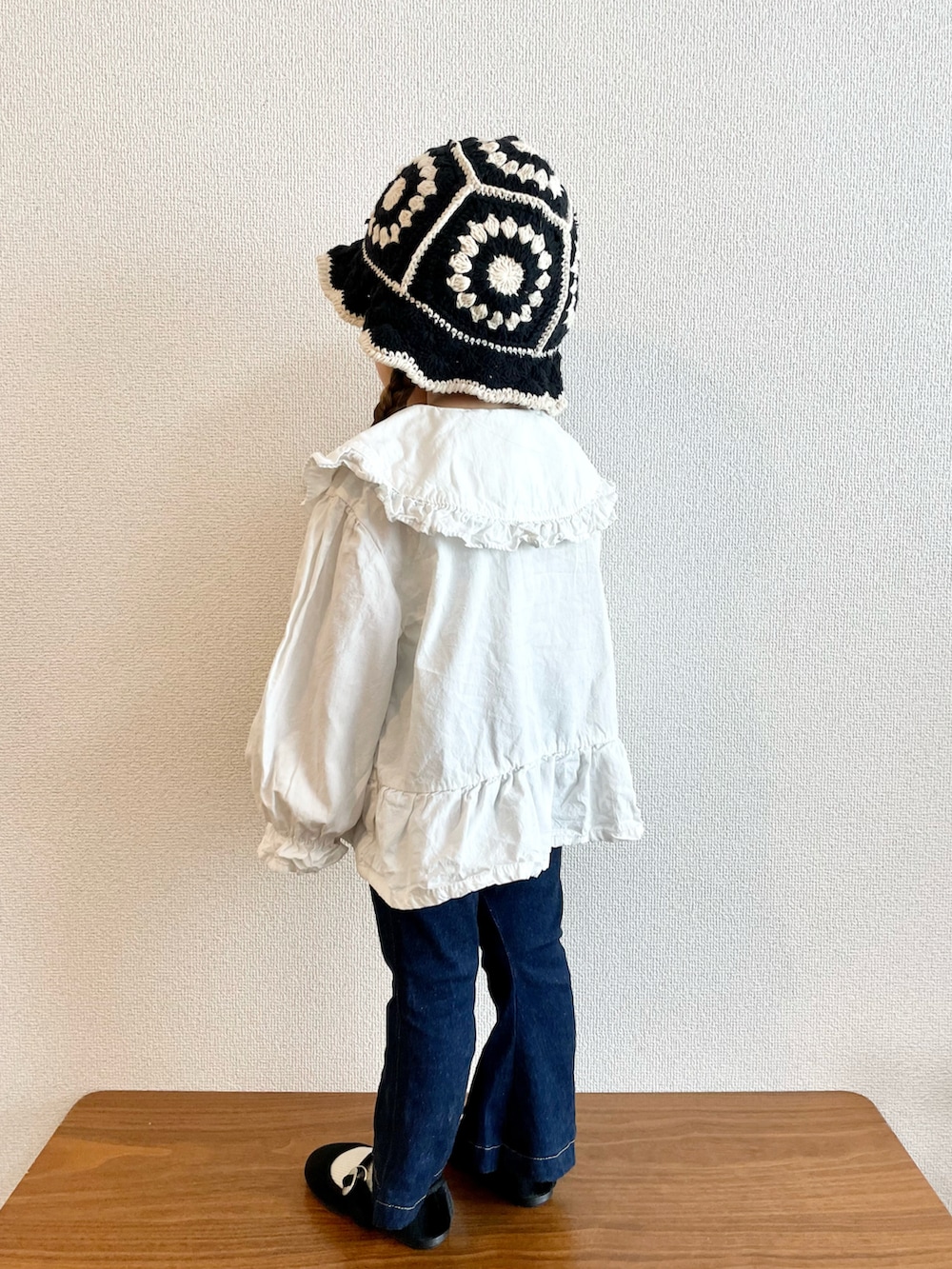 ホワイト系のシャツ/ブラウス、ブルー系のデニムパンツ、ブラック系のバレエシューズを着用したキッズの秋コーディネートの2枚目の写真