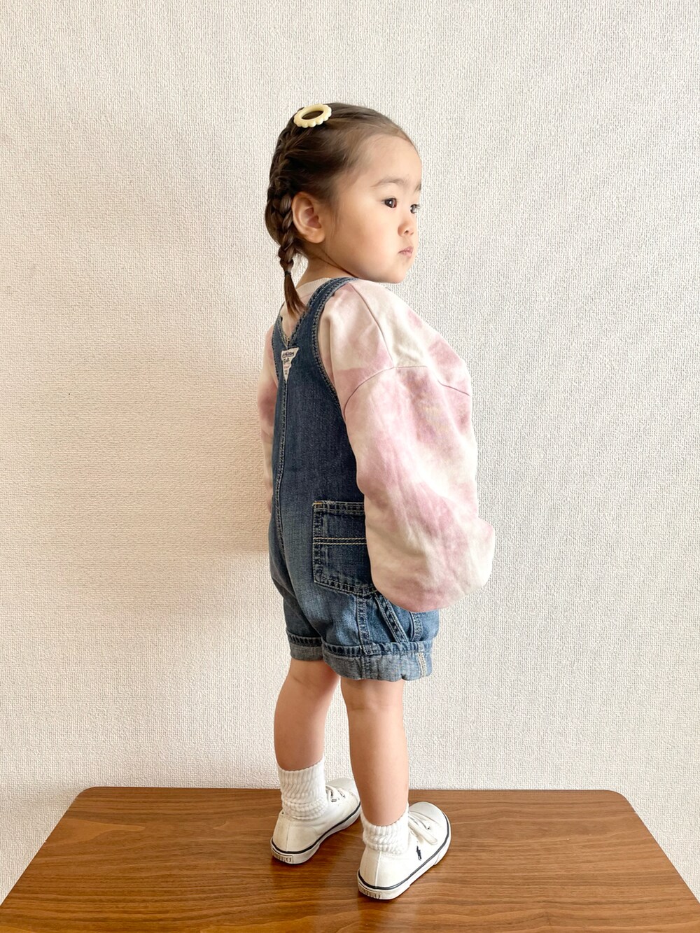 ピンク系のスウェット、ブルー系のサロペット/オーバーオール、ホワイト系のスニーカーを着用したキッズの春コーディネートの3枚目の写真