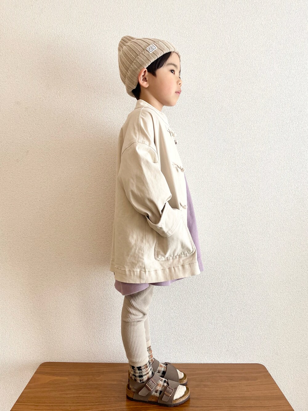 パープル系のスウェット、ベージュ系のその他アウター、ブラウン系のサンダルを着用したキッズの春コーディネートの2枚目の写真