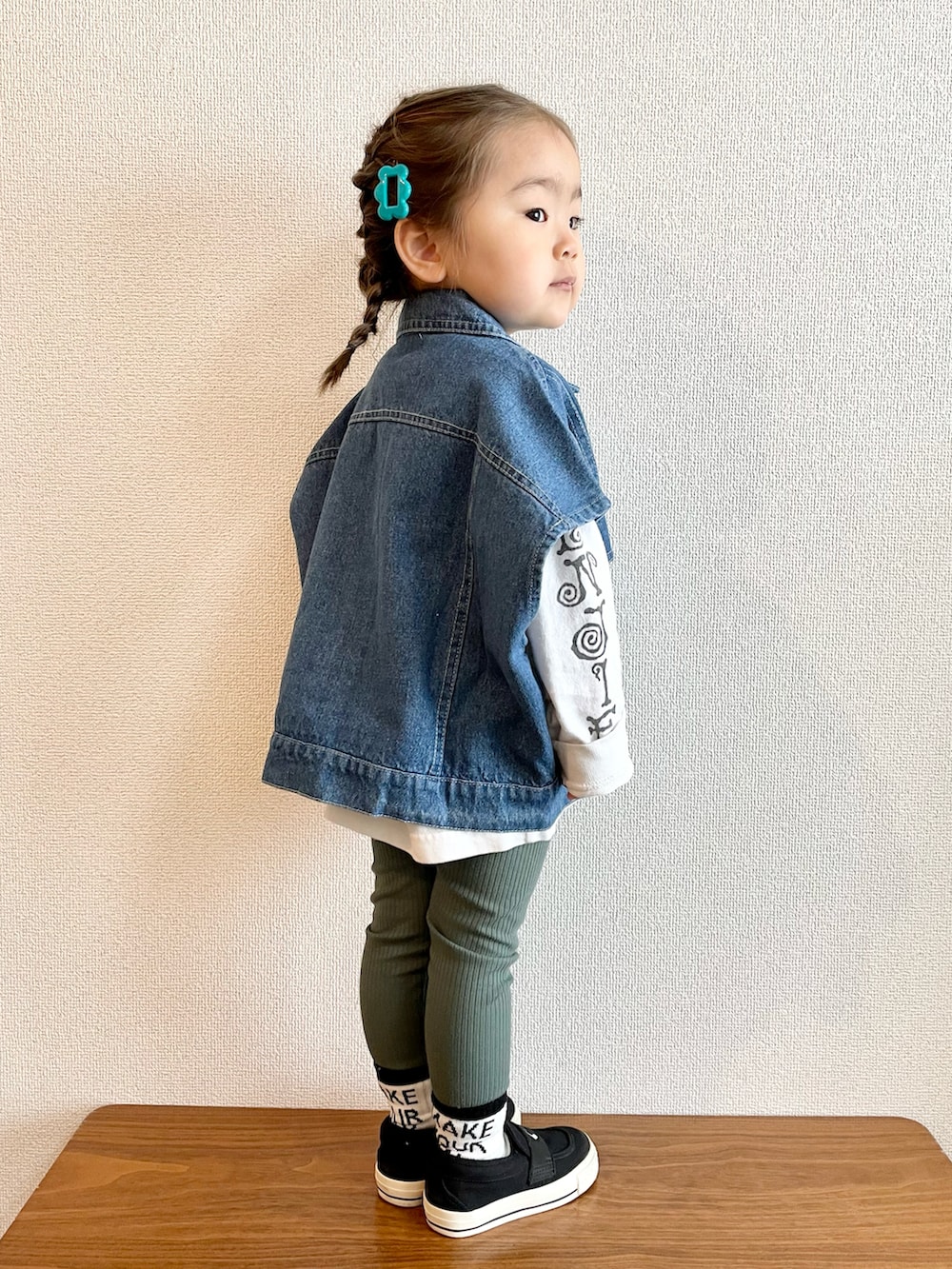ホワイト系のTシャツ/カットソー、ブルー系のデニムジャケット、ブラック系のスニーカーを着用したキッズの春コーディネートの2枚目の写真