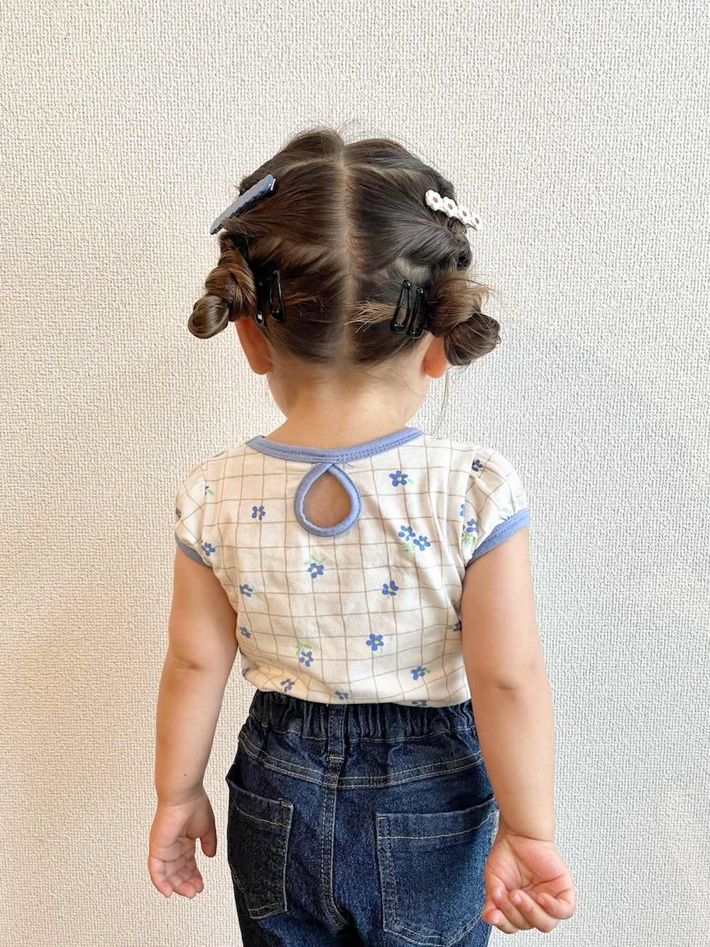 ブルー系のTシャツ/カットソー、ブルー系のその他パンツ、ブラック系のサンダルを着用したキッズの夏コーディネートの3枚目の写真