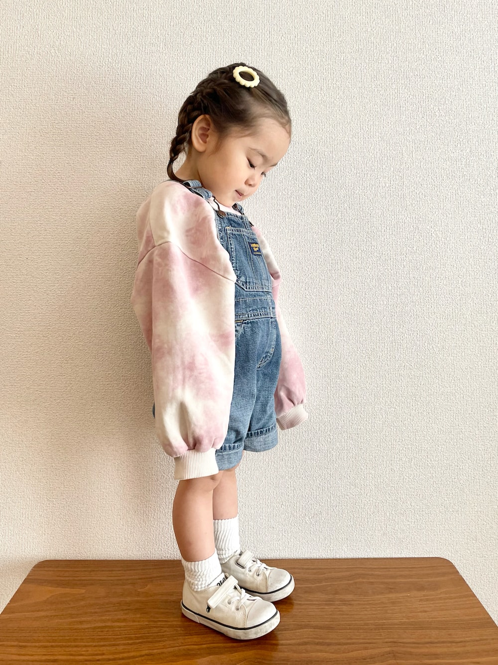 ピンク系のスウェット、ブルー系のサロペット/オーバーオール、ホワイト系のスニーカーを着用したキッズの春コーディネートの2枚目の写真