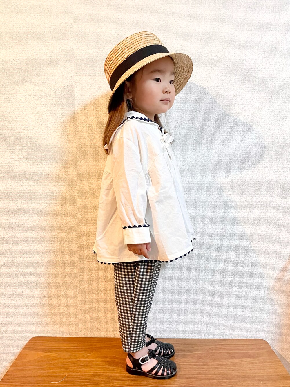 ホワイト系のシャツ/ブラウス、ブラック系のその他パンツ、ブラック系のサンダルを着用したキッズの夏コーディネートの2枚目の写真