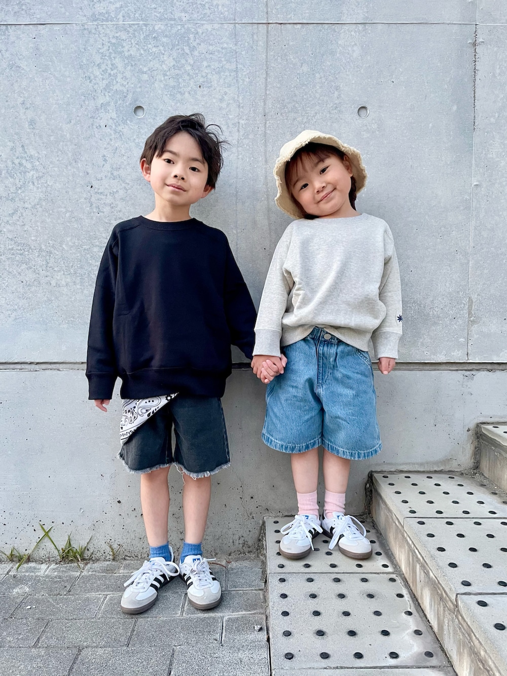 ブラック系のスウェット、グレー系のスウェットを着用したキッズの春コーディネートの3枚目の写真