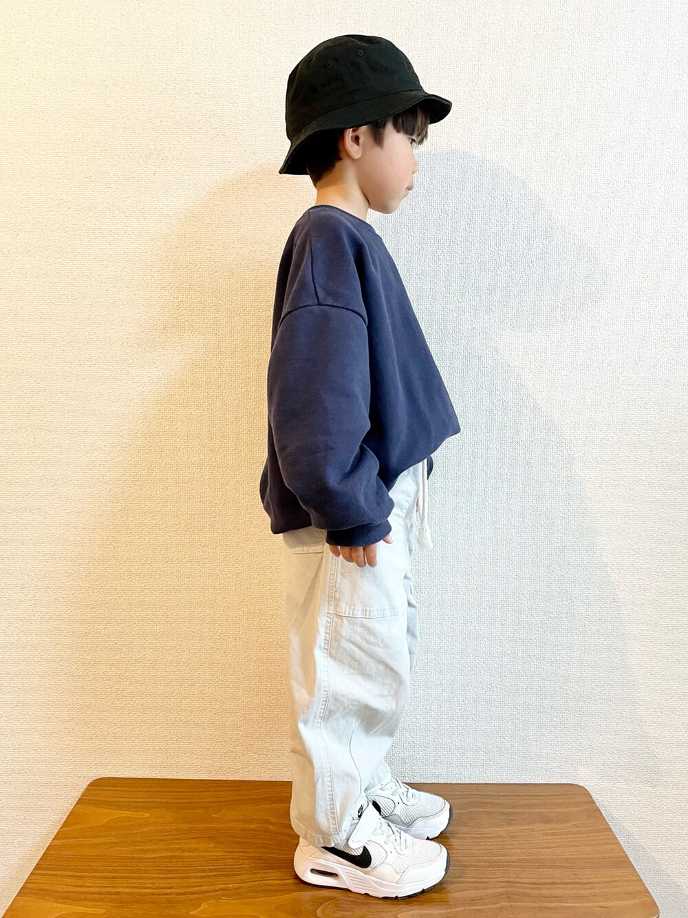 ブルー系のスウェット、グレー系のその他パンツ、ホワイト系のスニーカーを着用したキッズの春コーディネートの2枚目の写真