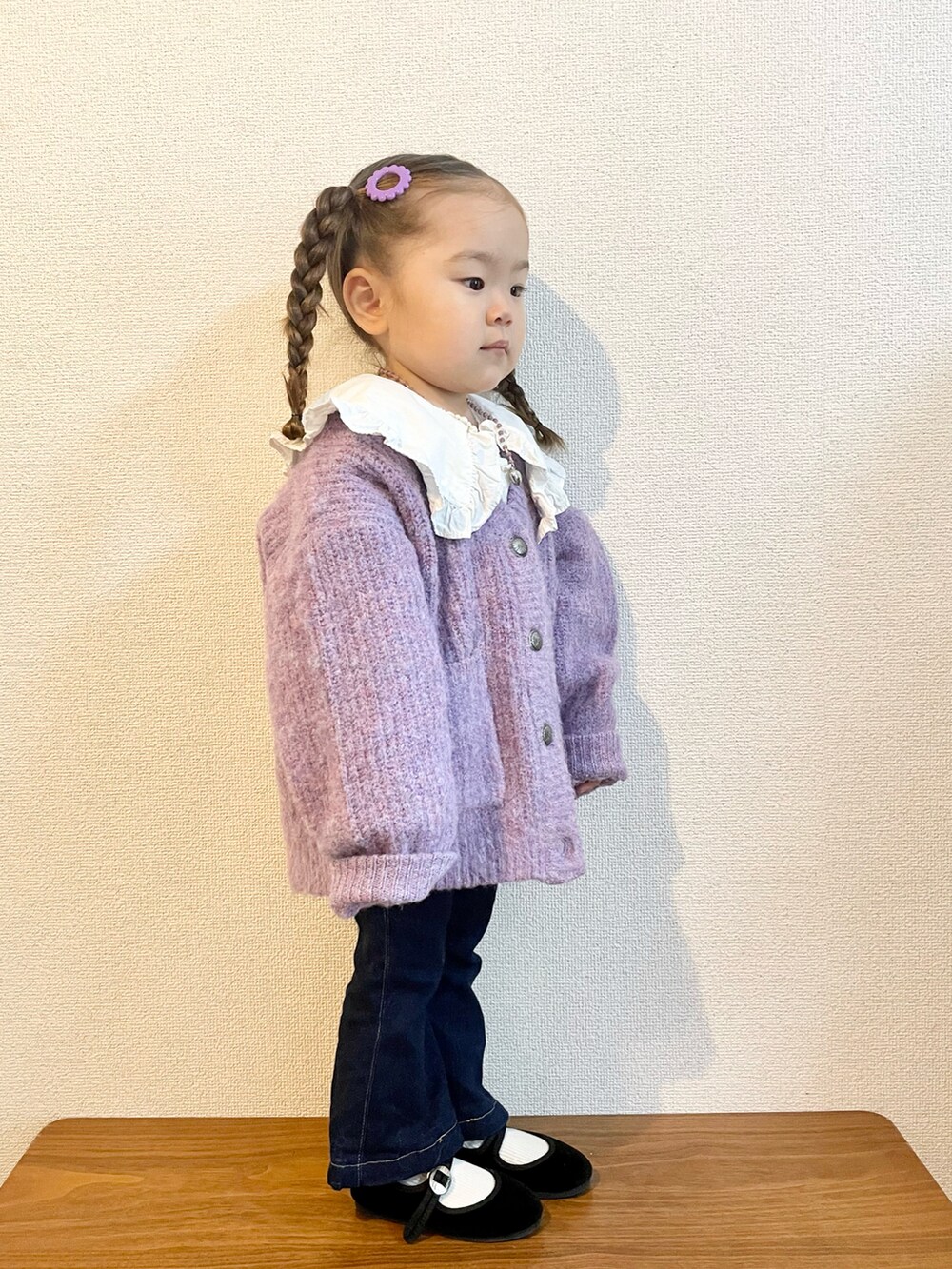 ホワイト系のシャツ/ブラウス、パープル系のカーディガン/ボレロ、ブルー系のデニムパンツを着用したキッズの秋コーディネートの3枚目の写真