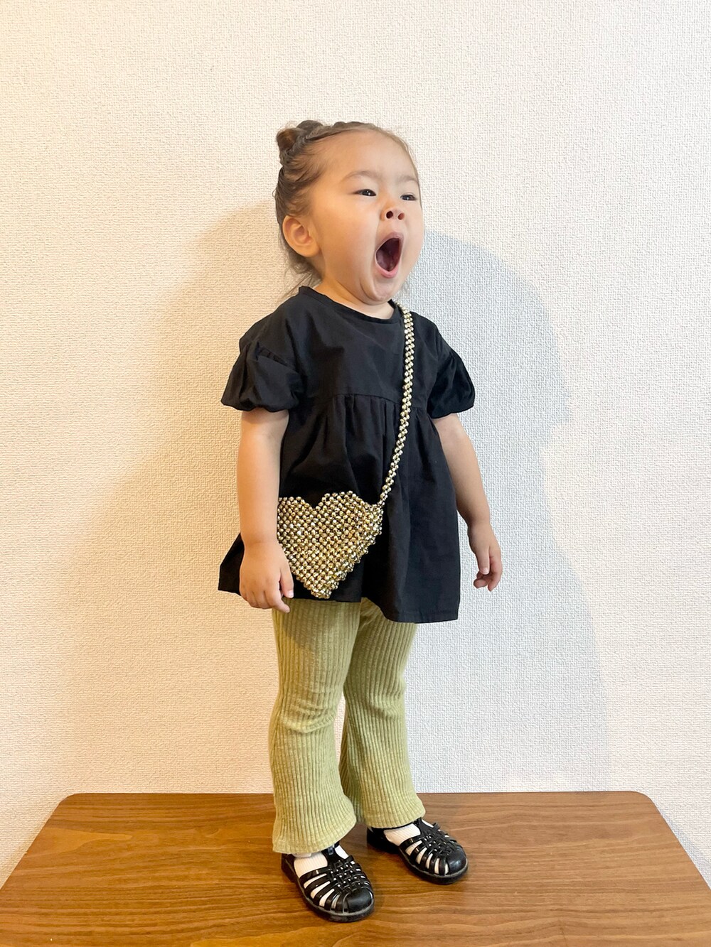 ブラック系のシャツ/ブラウス、ゴールド系のショルダーバッグ、グリーン系のその他パンツを着用したキッズの夏コーディネートの3枚目の写真