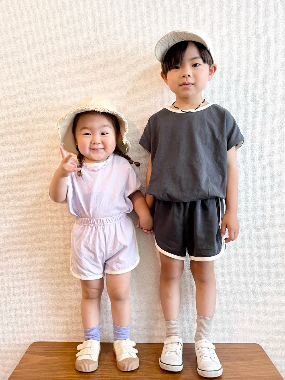 グレー系のTシャツ/カットソー、ホワイト系のスニーカー、パープル系のTシャツ/カットソーを着用したキッズの夏コーディネートの2枚目の写真