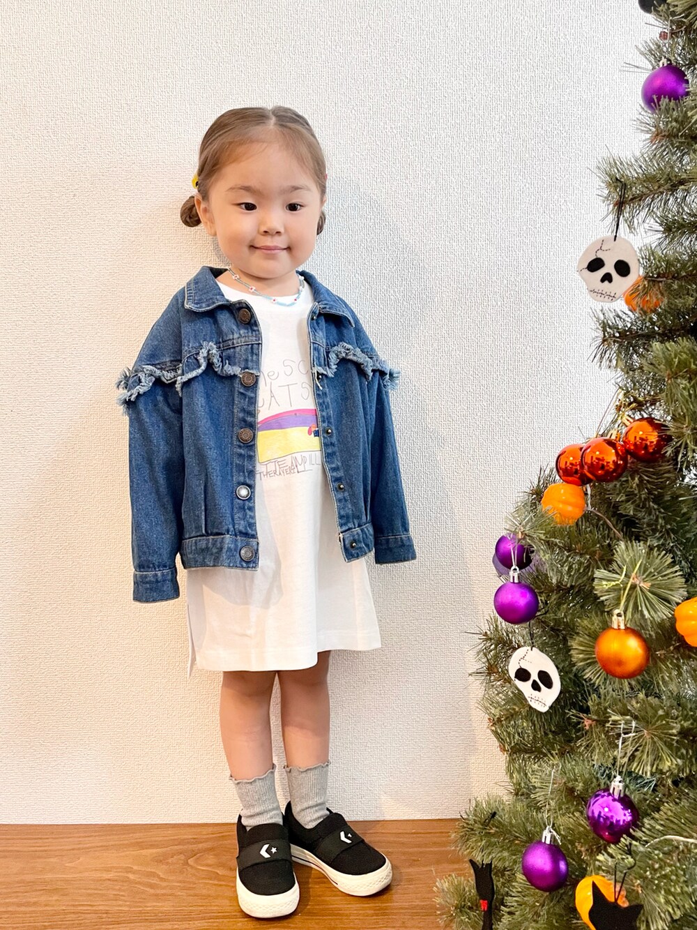 その他のTシャツ/カットソー、ブルー系のデニムジャケット、ブラック系のスニーカーを着用したキッズの秋コーディネートの2枚目の写真