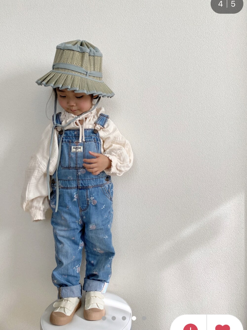 「春コーデ、おしゃれさんと繋がりたい、キッズコーデ、2歳、韓国子供服、lornamurray、むぎわら帽子、帽子、ブラウス、ピンク、オーバーオール、デニム、バレエシューズ、パステル映える春」｜「LORNA MURRAYのsize... child M / color... Haiti / mayfair（ハット、ブラック系）」を使った、892kiさん（キッズ・90cm）の春コーディネートの3枚目の写真