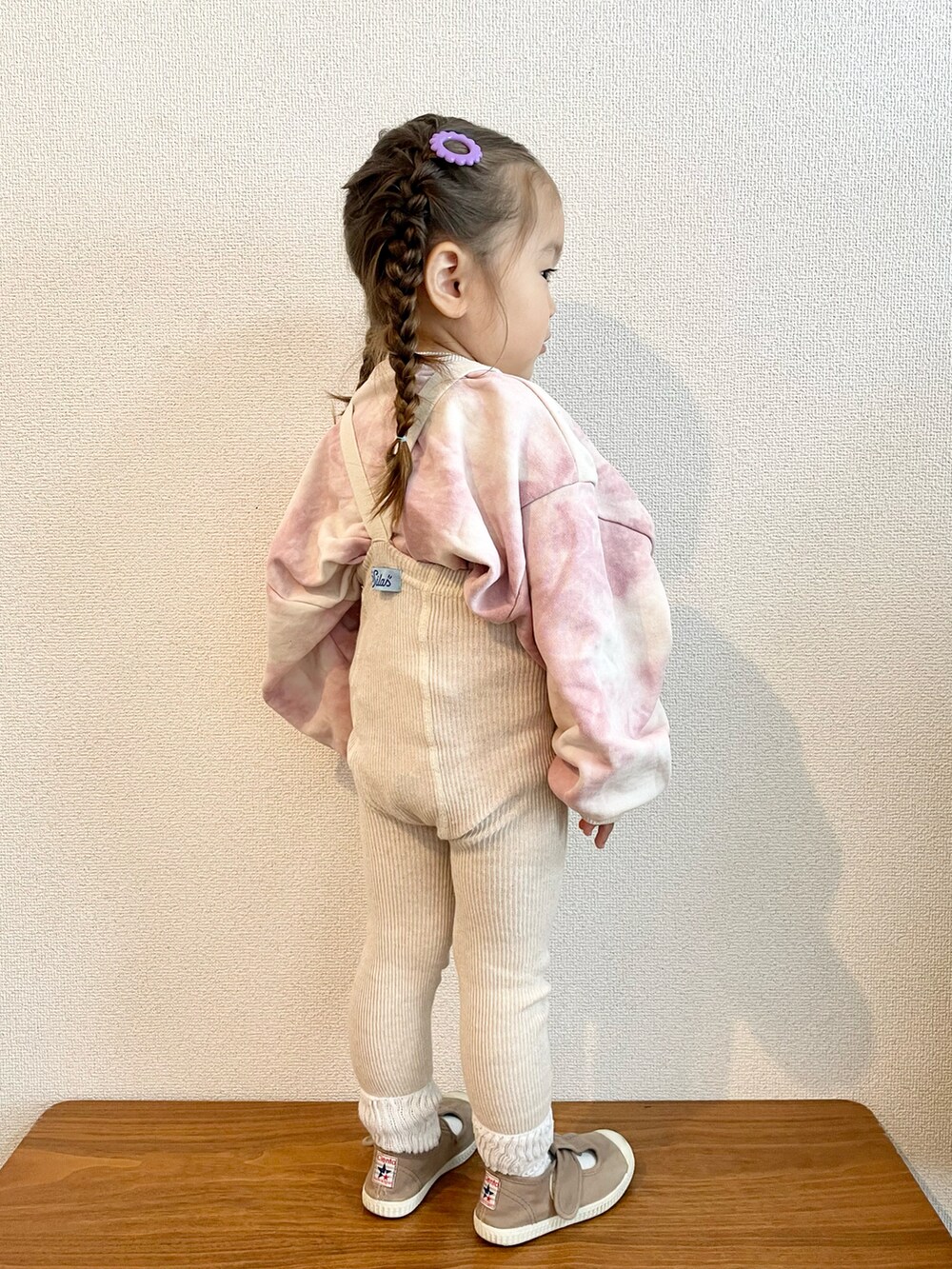 ピンク系のスウェット、ブラウン系のスニーカー、パープル系のバレッタ/ヘアクリップを着用したキッズの秋コーディネートの4枚目の写真