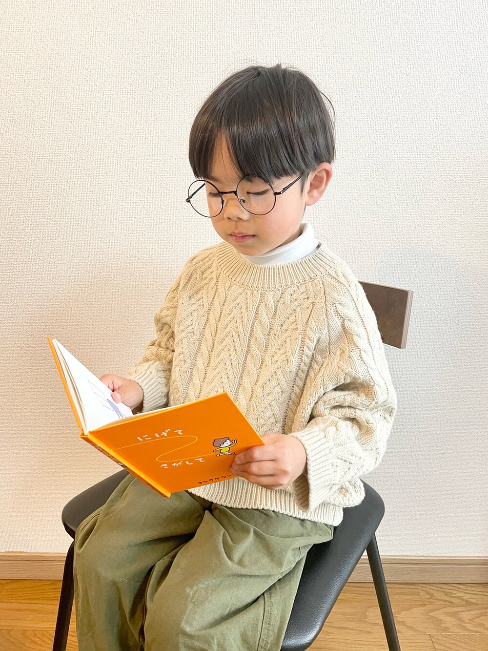 「カーゴパンツ、ほめられ本命コーデ、おしゃれさんと繋がりたい、キッズコーデ、5歳、韓国子供服、めがね、ニット、ケーブルニット、スニーカー、シンプルコーデ、カジュアルコーデ」｜「CIAOPANIC TYPYの【KIDS】ミリタリータックワイドスノーパンツ（カーゴパンツ、グリーン系）」を使った、892kiさん（キッズ・90cm）の冬コーディネートの2枚目の写真