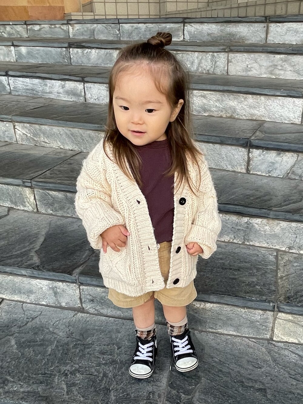ベージュ系のカーディガン/ボレロ、その他のTシャツ/カットソー、ベージュ系のその他パンツを着用したキッズの秋コーディネートの2枚目の写真