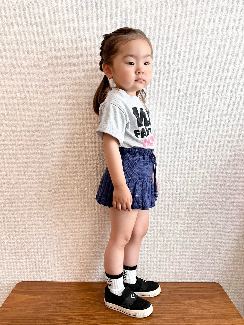 グレー系のTシャツ/カットソー、パープル系のスカート、ブラック系のスニーカーを着用したキッズの夏コーディネートの2枚目の写真