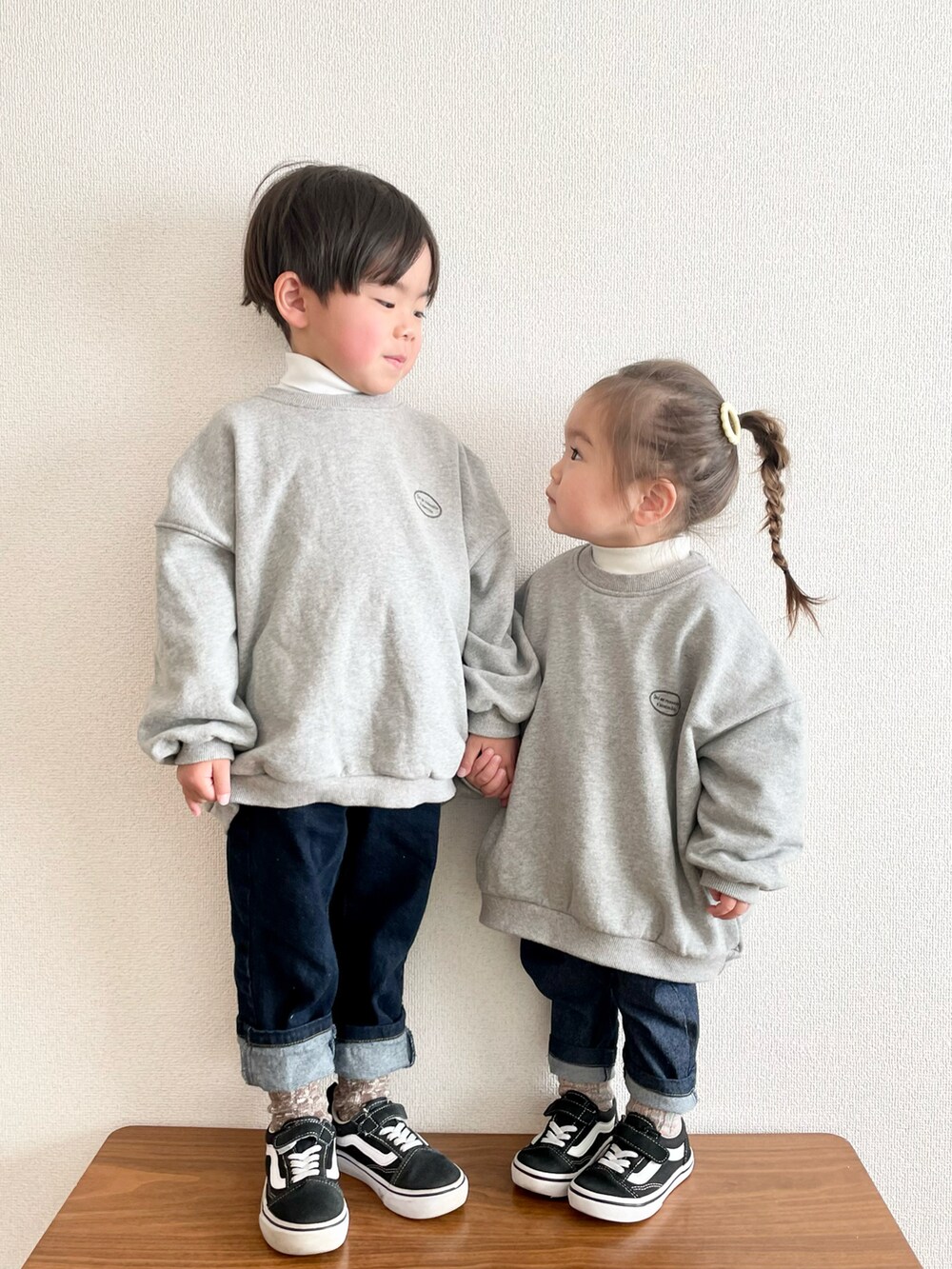 グレー系のスウェット、グレー系のスウェット、ブルー系のデニムパンツを着用したキッズの冬コーディネートの2枚目の写真
