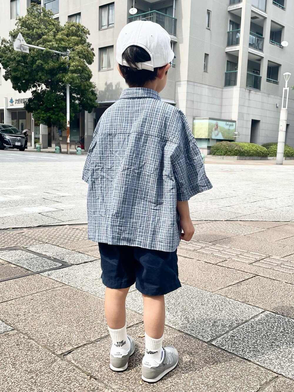 グレー系のシャツ/ブラウス、ブルー系のその他パンツ、グレー系のスニーカーを着用したキッズの夏コーディネートの2枚目の写真