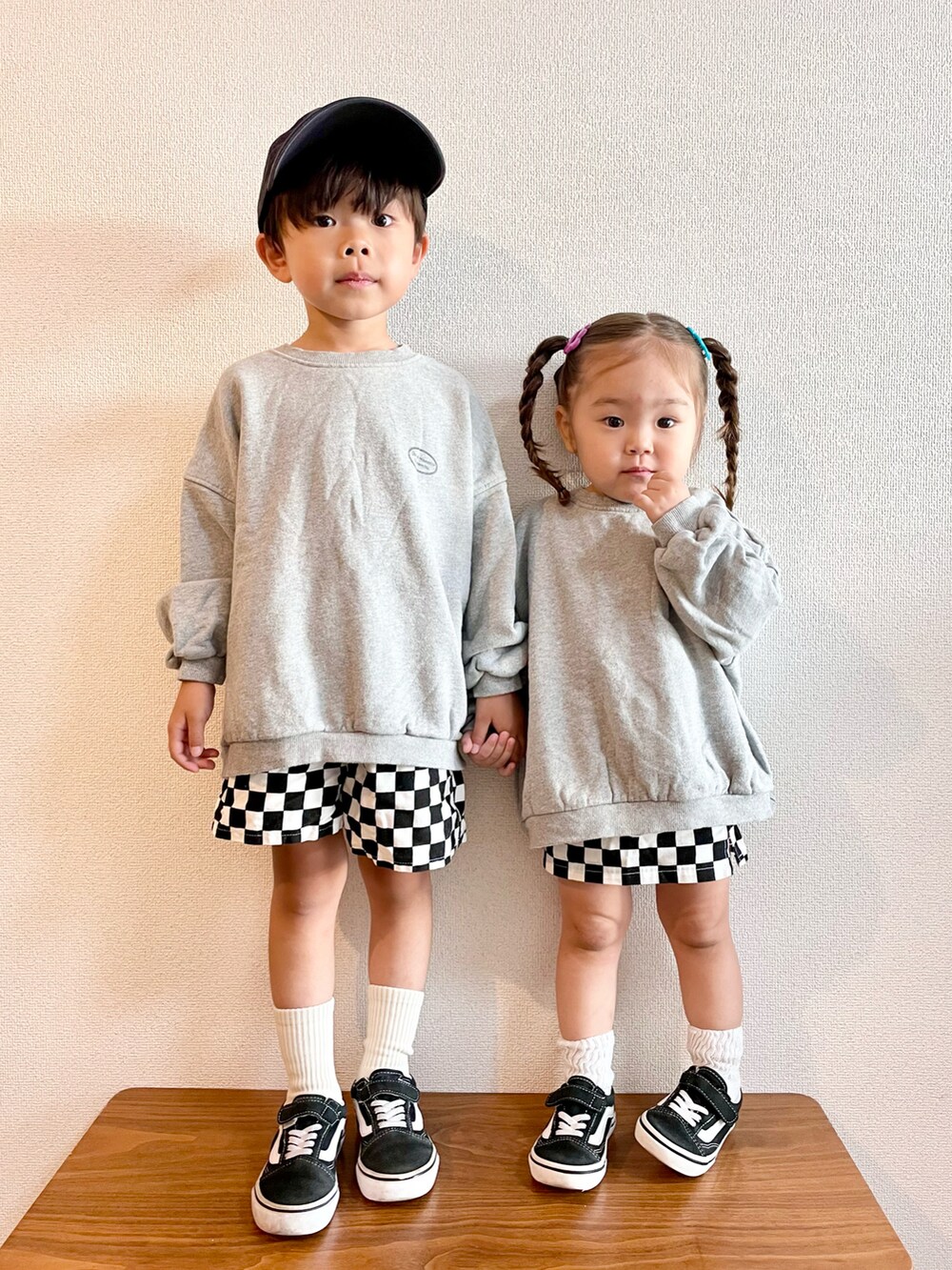 グレー系のスウェット、その他のその他パンツ、ブラック系のスニーカーを着用したキッズの秋コーディネートの2枚目の写真
