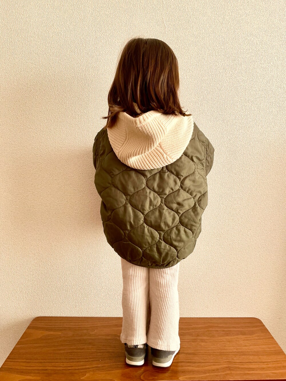 グリーン系のその他アウター、ピンク系のその他パンツ、ブルー系のスニーカーを着用したキッズの冬コーディネートの2枚目の写真