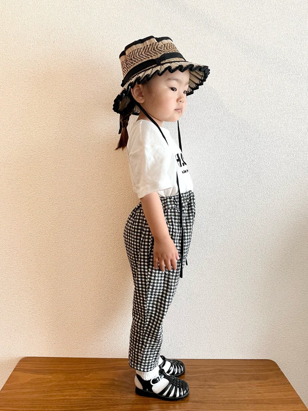 ブラック系のTシャツ/カットソー、ブラック系のその他パンツ、ブラック系のサンダルを着用したキッズの夏コーディネートの2枚目の写真