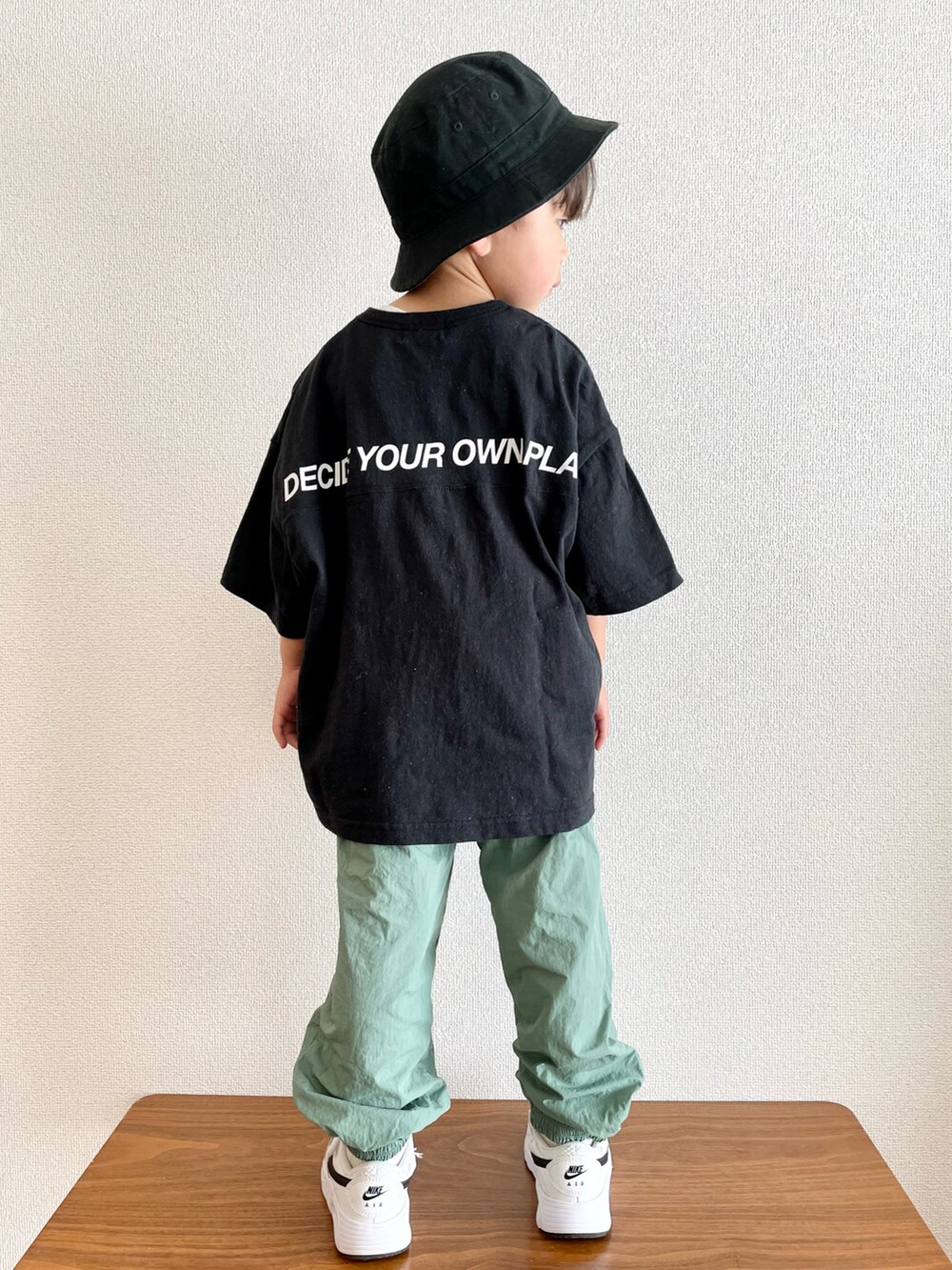 ブラック系のTシャツ/カットソー、グリーン系のその他パンツ、ホワイト系のスニーカーを着用したキッズの夏コーディネートの2枚目の写真