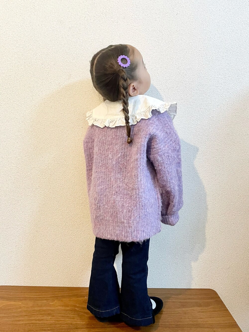 ホワイト系のシャツ/ブラウス、パープル系のカーディガン/ボレロ、ブルー系のデニムパンツを着用したキッズの秋コーディネートの4枚目の写真
