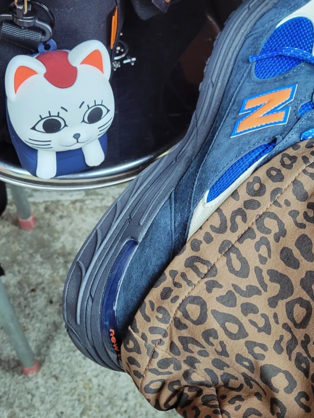 ブルー系のシューズを着用したメンズの春コーディネートの2枚目の写真