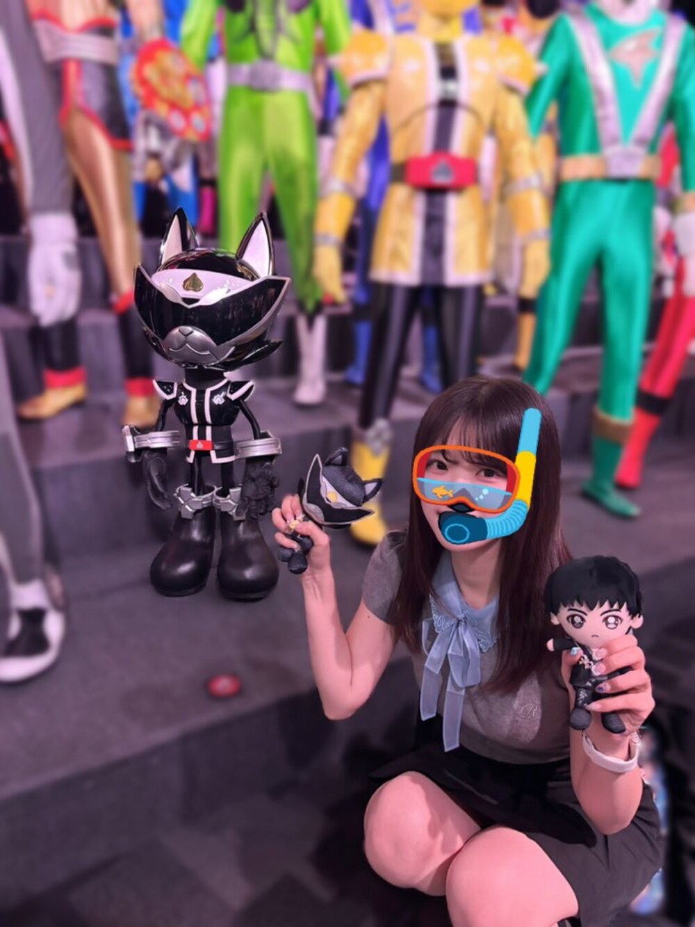 ブラック系のその他パンツ、グレー系のニット/セーター、ブラック系のローファーを着用したレディースの秋コーディネートの2枚目の写真