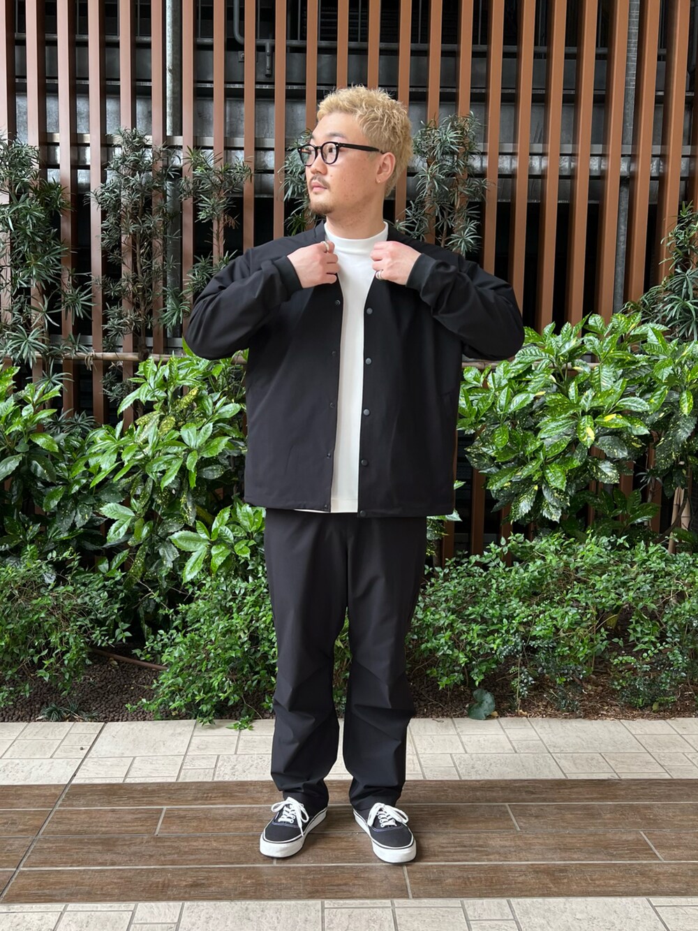 ブラック系のスニーカー、ブラック系のその他パンツ、ホワイト系のTシャツ/カットソーを着用したメンズの春コーディネートの2枚目の写真