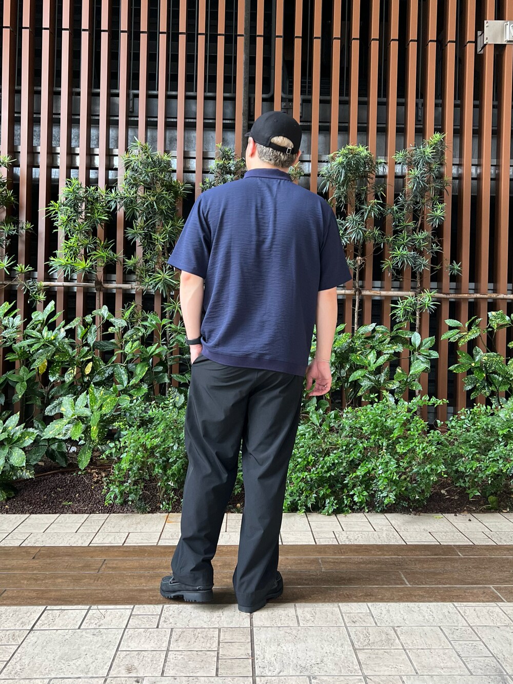 ブラック系のその他パンツ、ブラック系のシューズ、ブルー系のポロシャツを着用したメンズの夏コーディネートの4枚目の写真