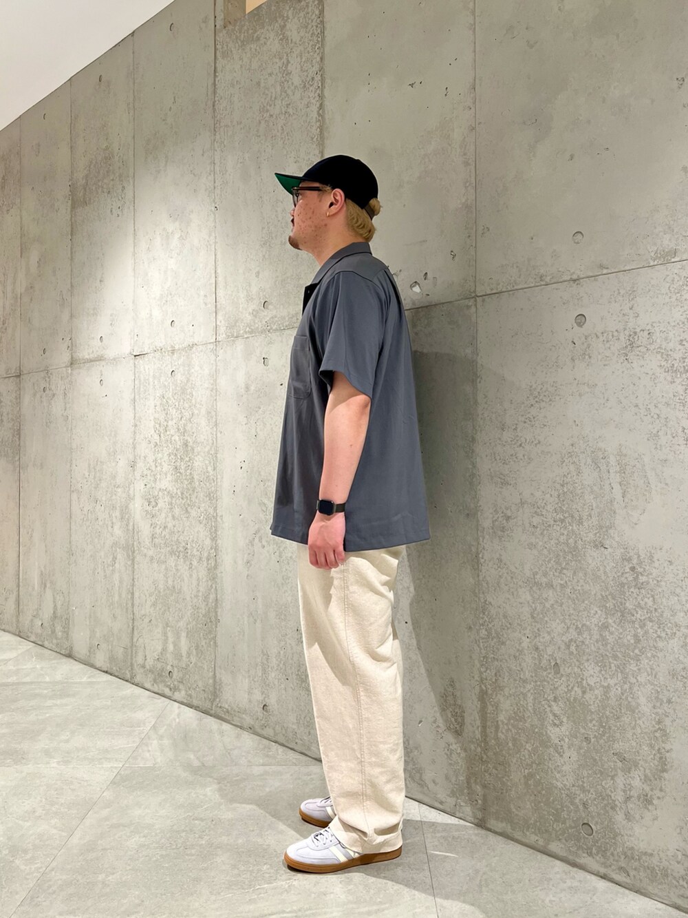 グレー系のシャツ/ブラウス、ホワイト系のタンクトップ、ベージュ系のその他パンツを着用したメンズの夏コーディネートの2枚目の写真