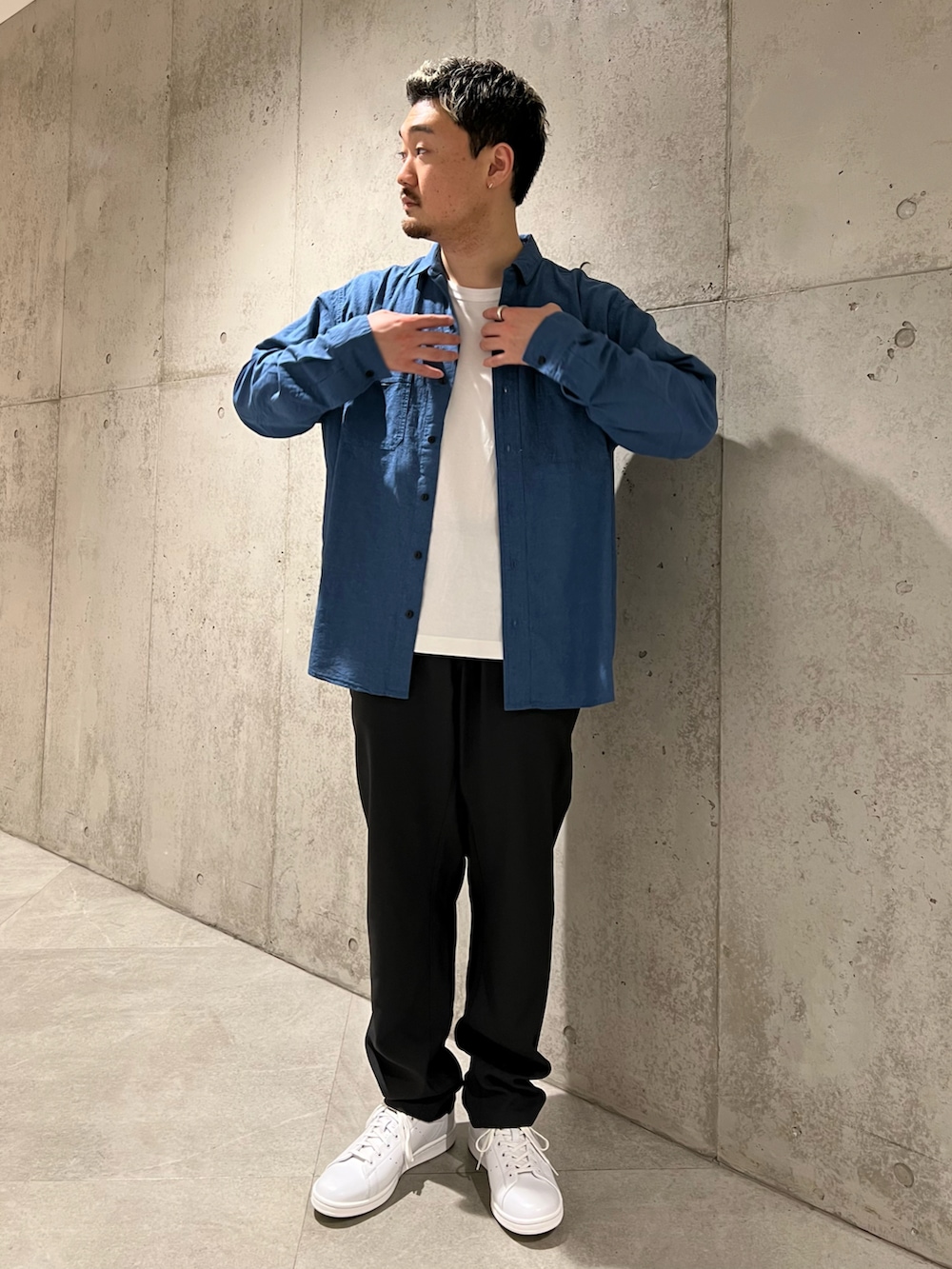 ブルー系のその他アウター、ブルー系のシャツ/ブラウス、グレー系のその他パンツを着用したメンズの春コーディネートの2枚目の写真
