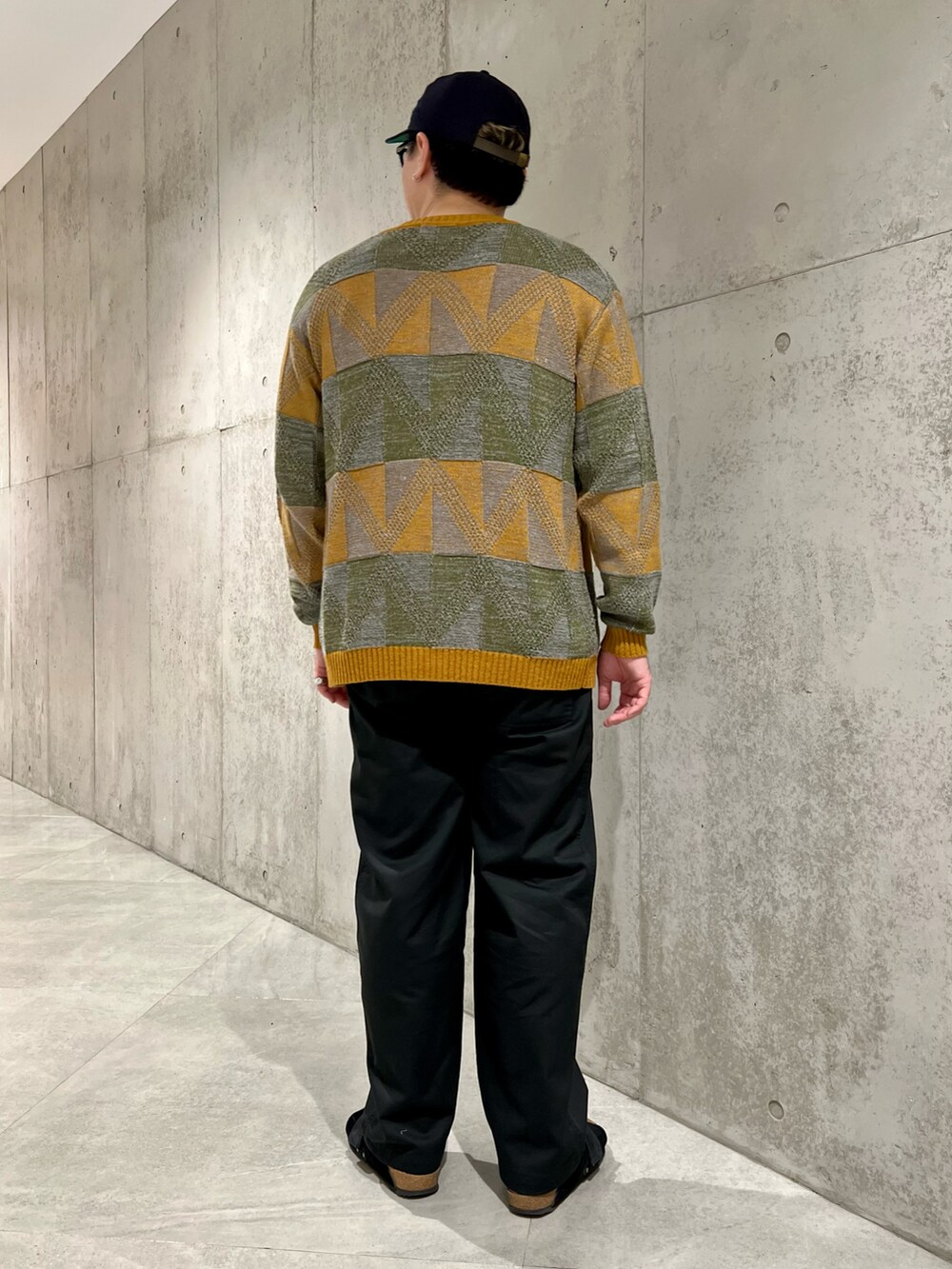 ホワイト系のTシャツ/カットソー、ブラック系のチノパンツ、イエロー系のカーディガン/ボレロを着用したメンズの夏コーディネートの4枚目の写真