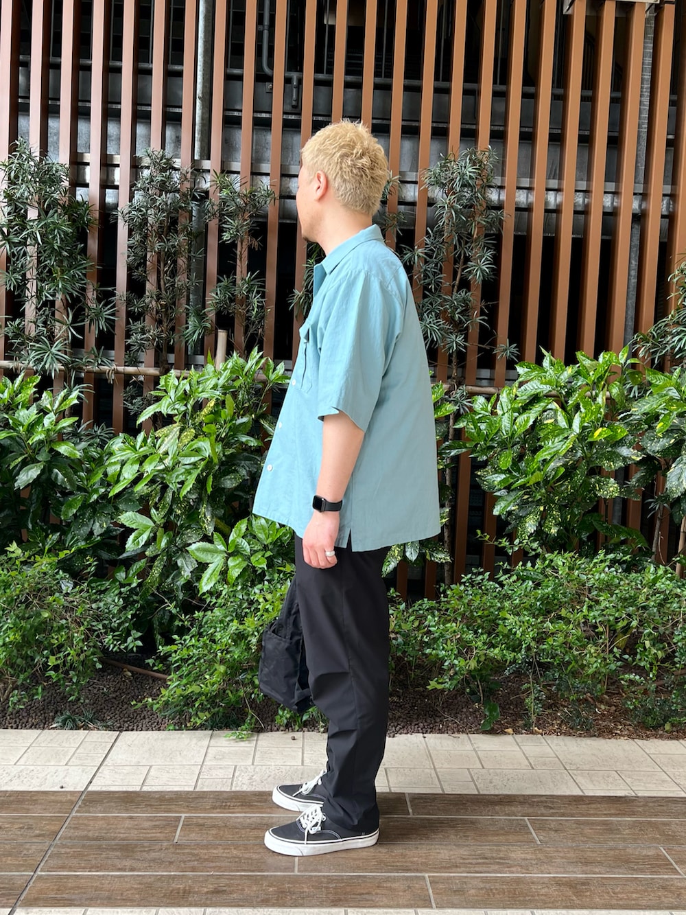 ブルー系のシャツ/ブラウス、ホワイト系のTシャツ/カットソー、ブラック系のスニーカーを着用したメンズの春コーディネートの3枚目の写真