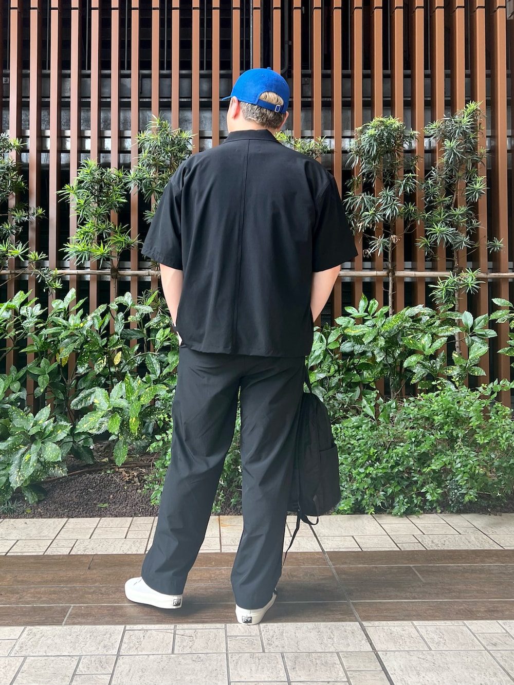 ホワイト系のTシャツ/カットソー、ブラック系のその他パンツ、ブラック系のシャツ/ブラウスを着用したメンズの夏コーディネートの4枚目の写真