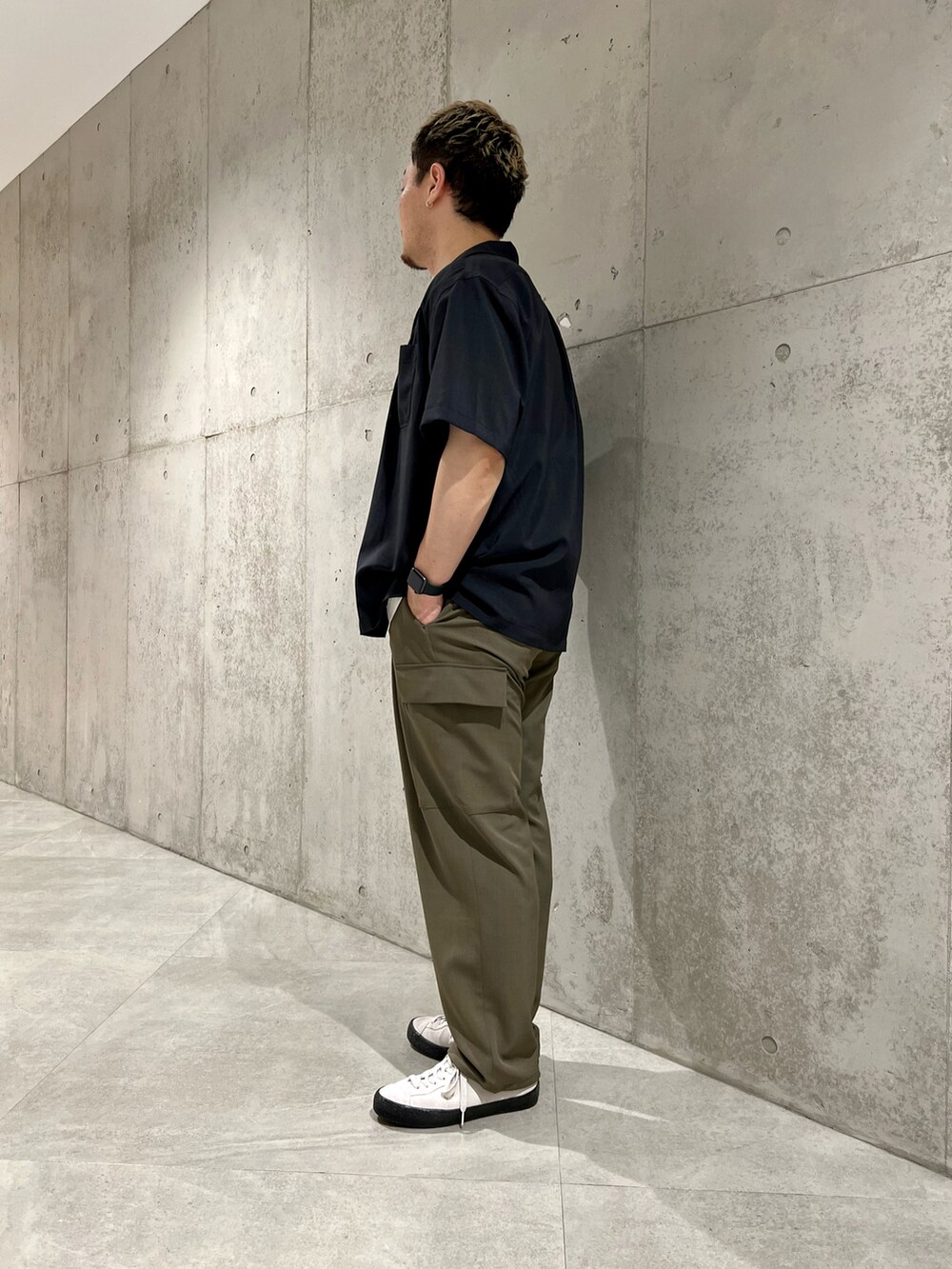 ブラック系のシャツ/ブラウス、ホワイト系のスニーカー、グリーン系のカーゴパンツを着用したメンズの夏コーディネートの4枚目の写真