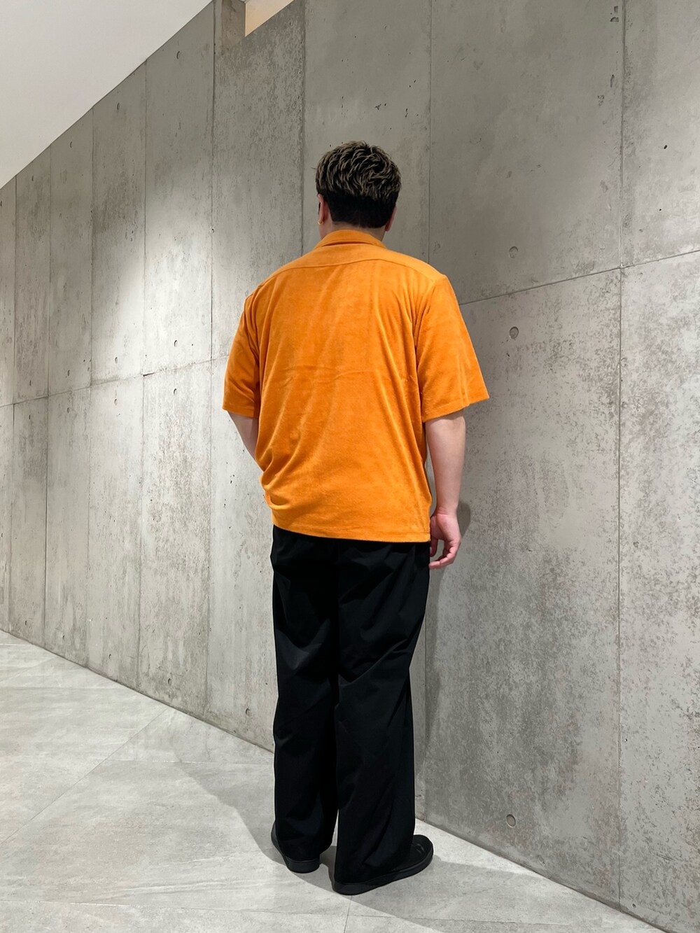 ホワイト系のTシャツ/カットソー、オレンジ系のシャツ/ブラウス、ブラック系のその他パンツを着用したメンズの春コーディネートの3枚目の写真
