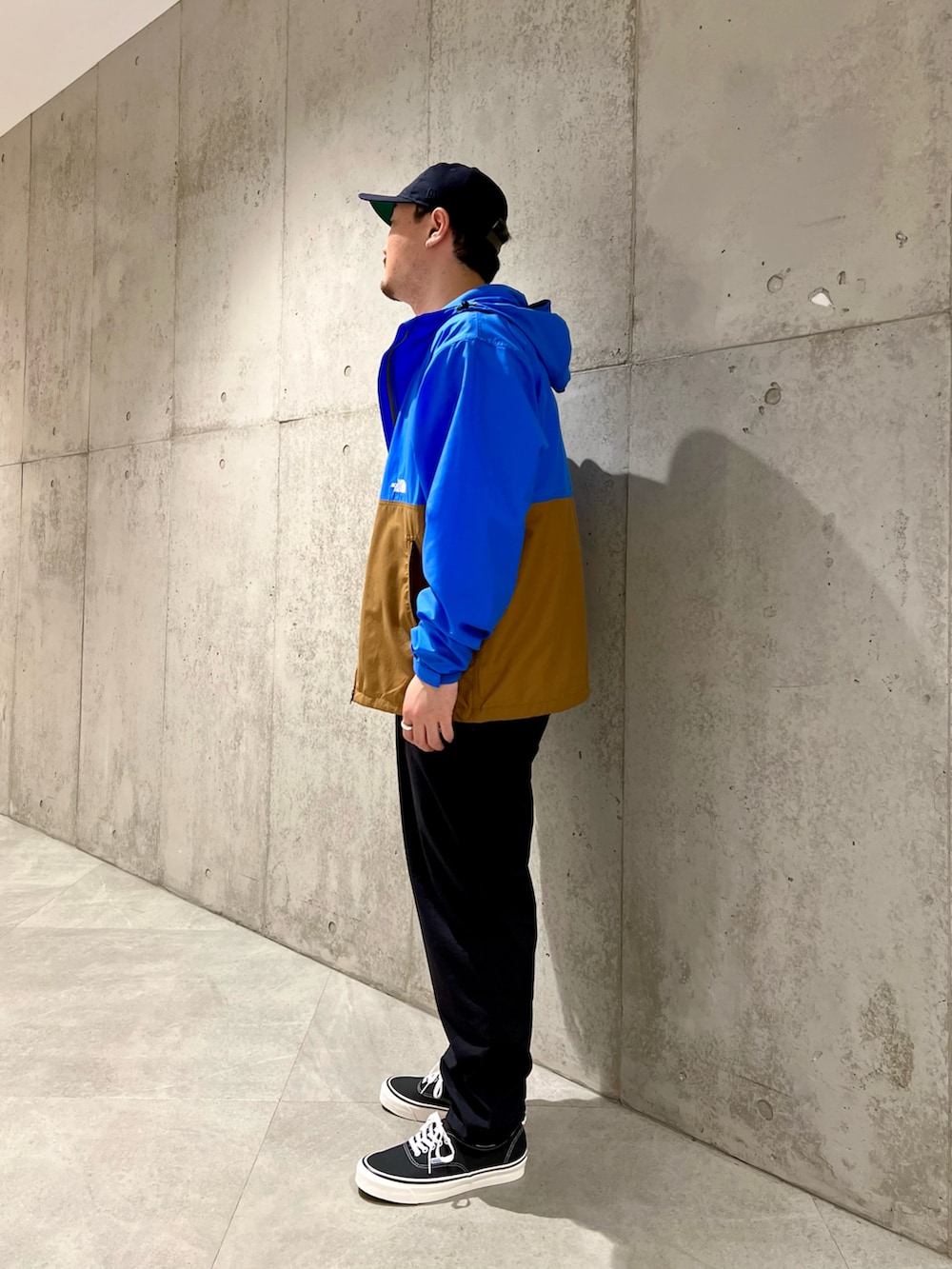 ホワイト系のTシャツ/カットソー、ブラック系のスニーカー、ブラック系のその他パンツを着用したメンズの春コーディネートの3枚目の写真