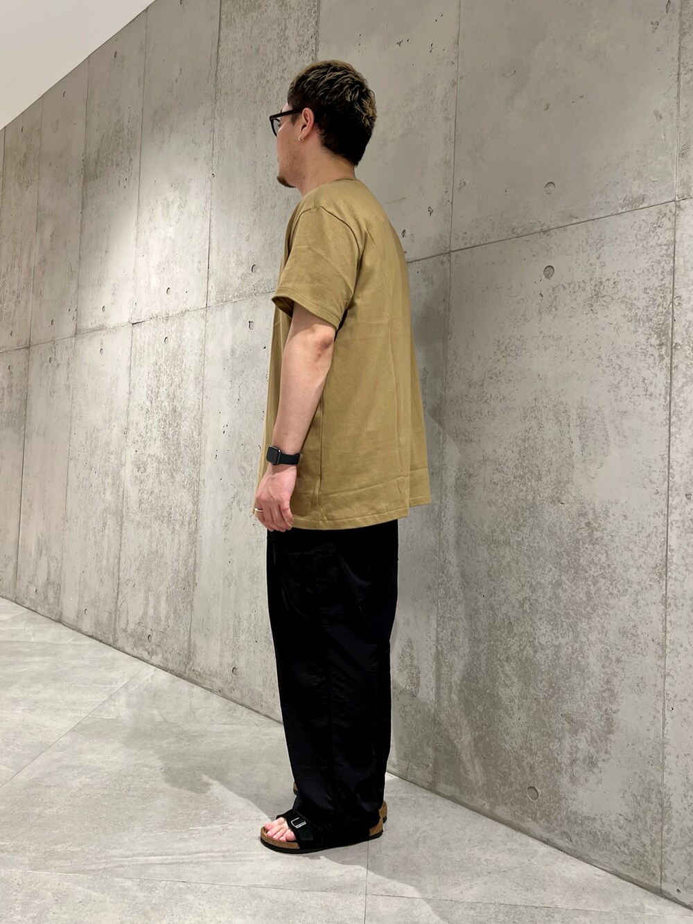 ベージュ系のTシャツ/カットソー、グレー系のショルダーバッグ、ブラック系のその他パンツを着用したメンズの夏コーディネートの3枚目の写真