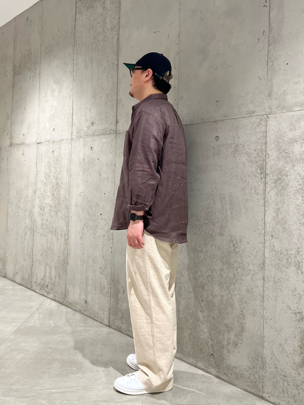 ブラウン系のシャツ/ブラウス、ホワイト系のTシャツ/カットソー、ベージュ系のその他パンツを着用したメンズの春コーディネートの2枚目の写真