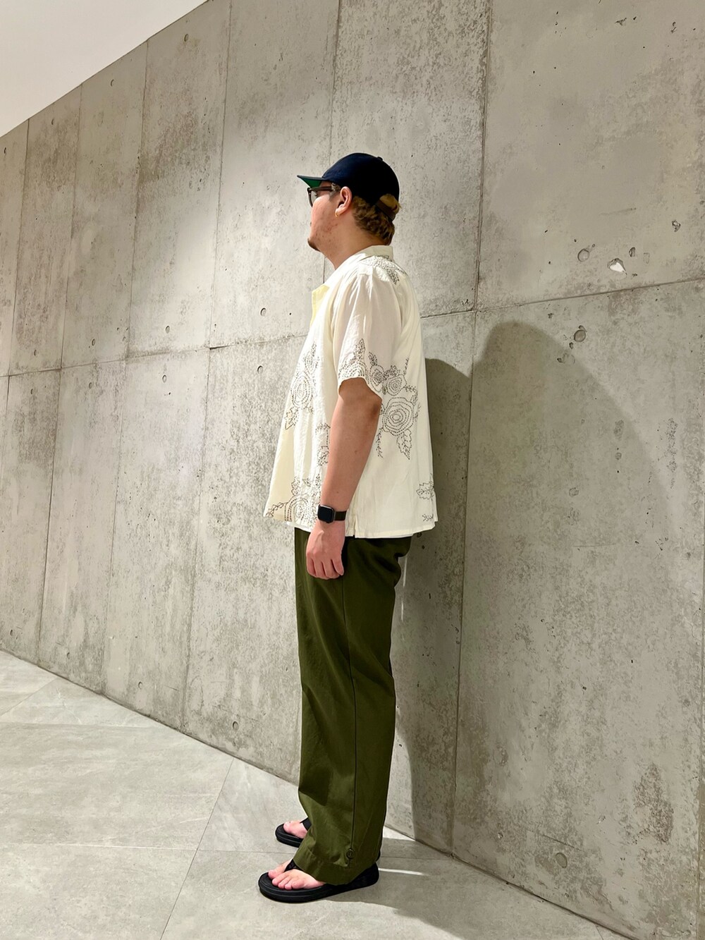 ホワイト系のシャツ/ブラウス、ホワイト系のタンクトップ、グリーン系のパンツを着用したメンズの夏コーディネートの2枚目の写真